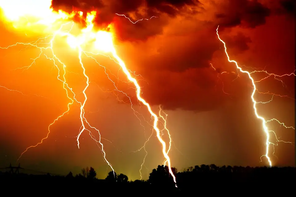 Cumulonimbus zivatarfelhő üllő alakú tetővel